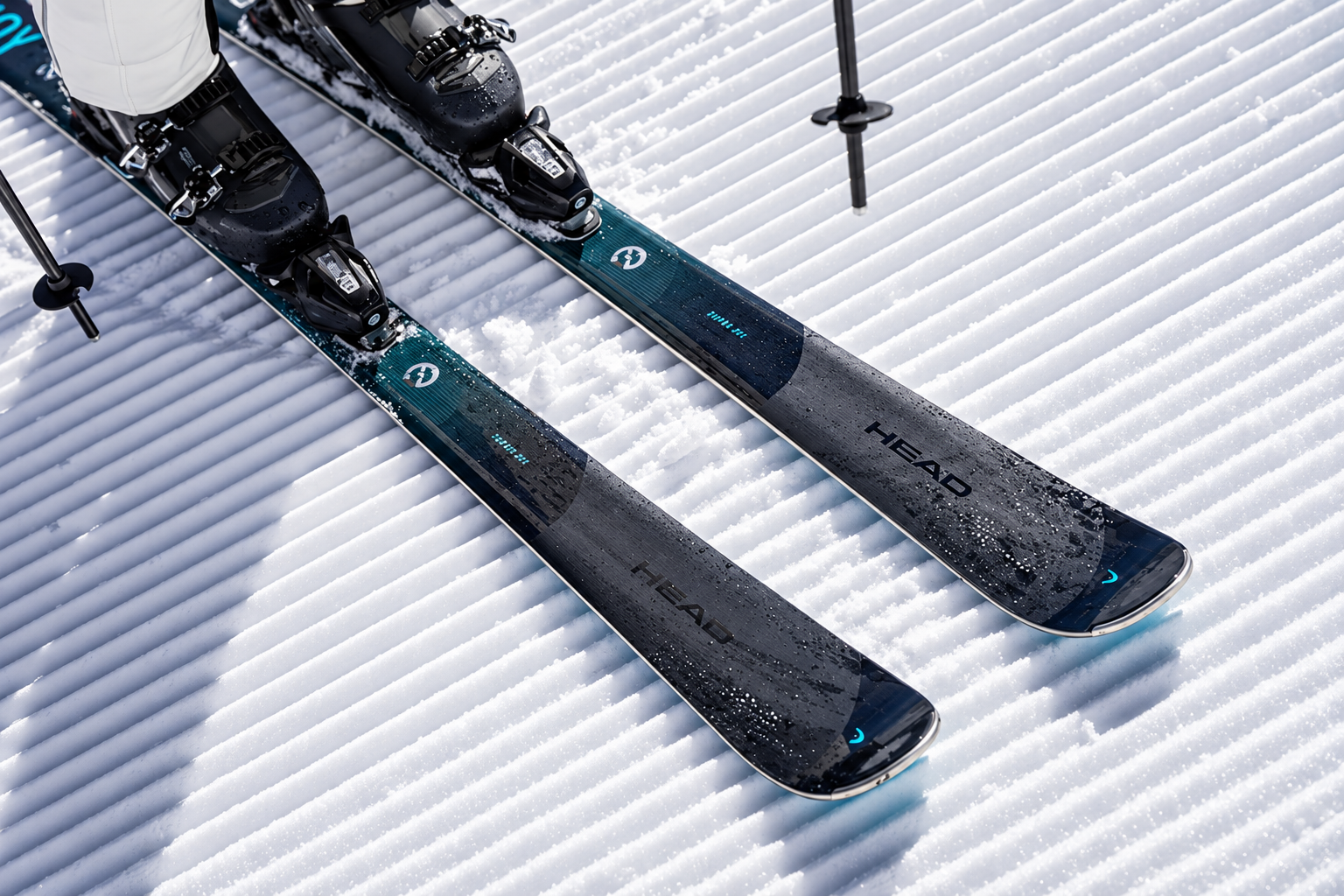 Head Ski’s in de sneeuw op een berg