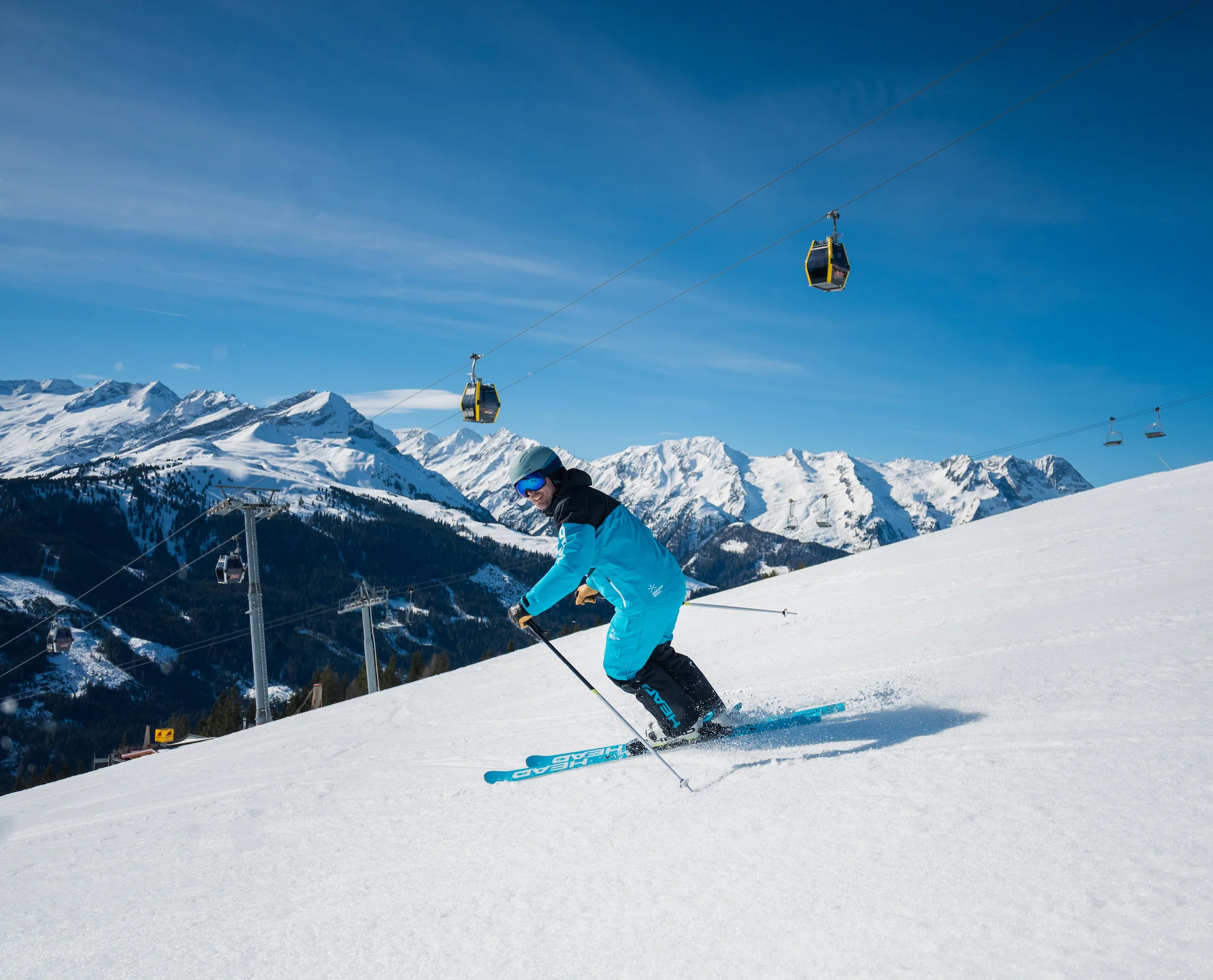 Skiër die bochten maakt op de piste