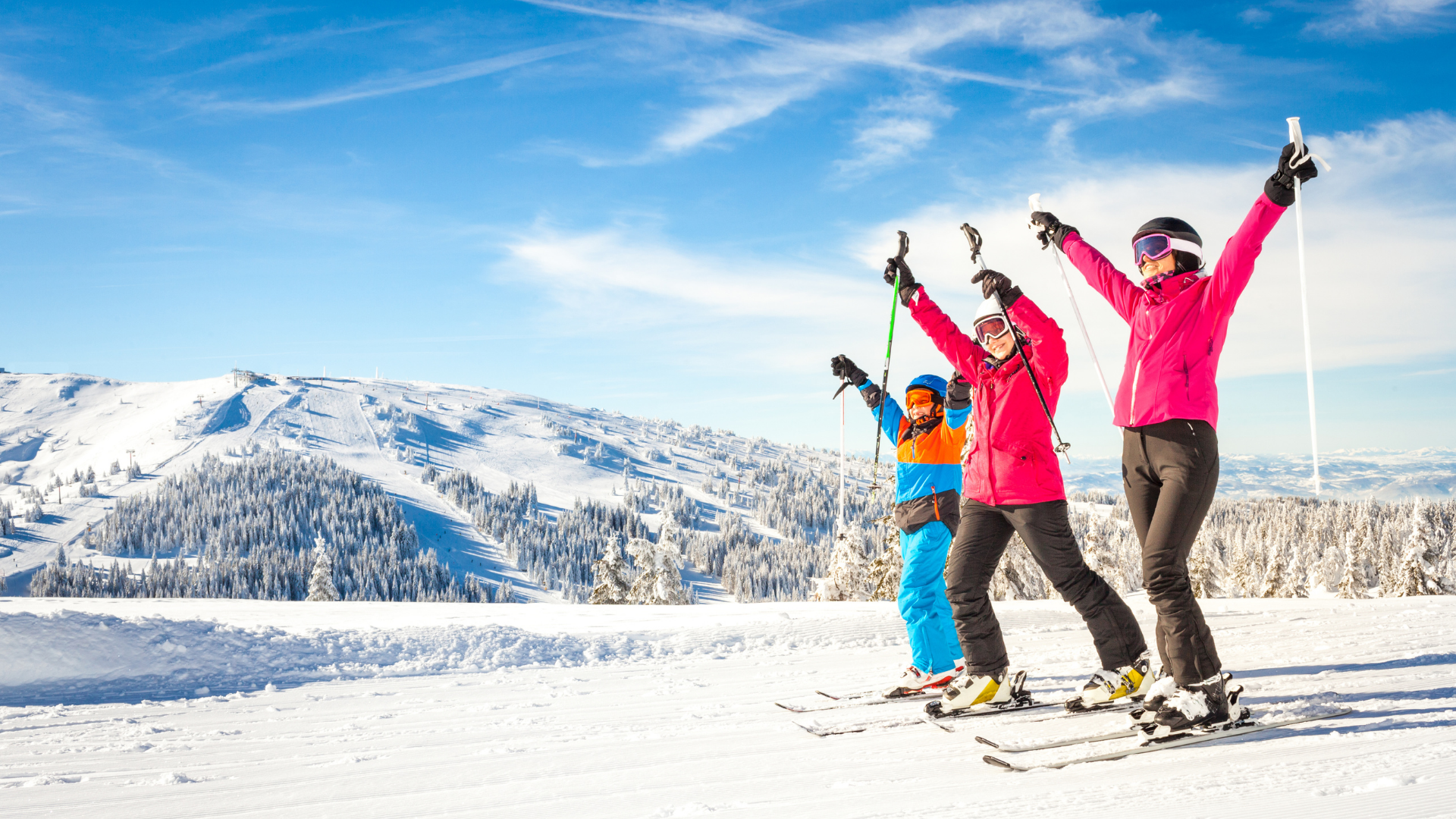 Skiër op een besneeuwde berghelling