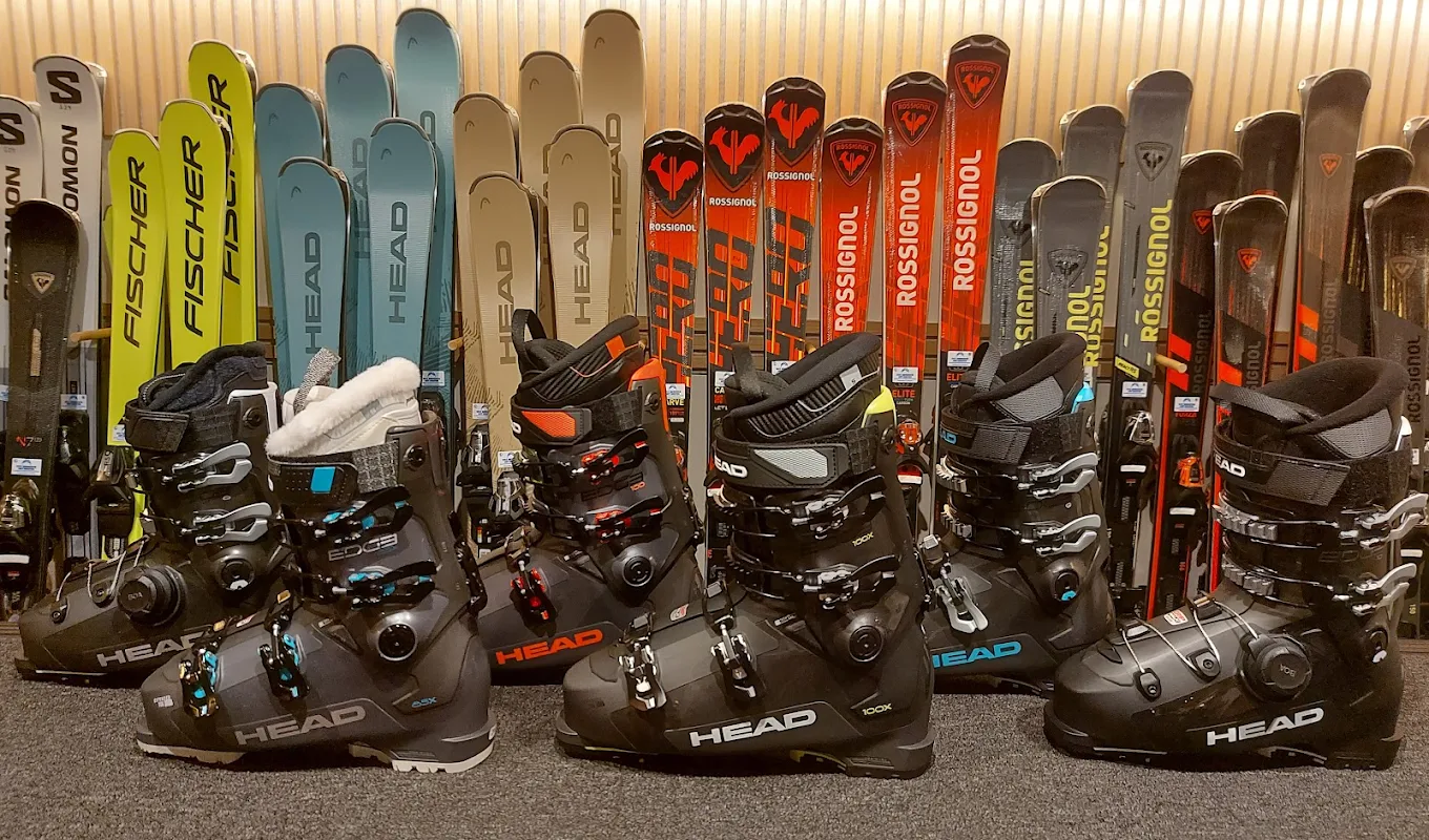 Nieuwe ski’s en skischoenen bij Ski Service Het Oosten