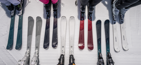 Wintersportmateriaal in de sneeuw
