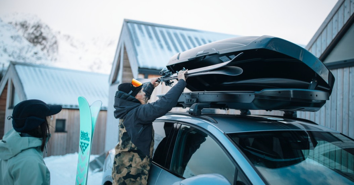 Wintersportuitrusting ingepakt in een dakkoffer