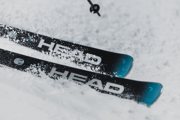 Scherpe ski's die goed snijden in de sneeuw